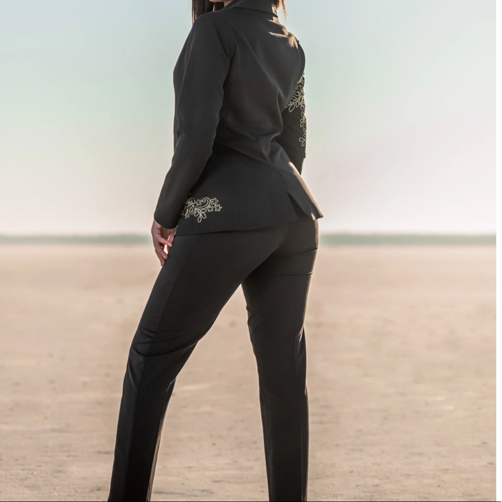 Blazer - Picture 2 of 4